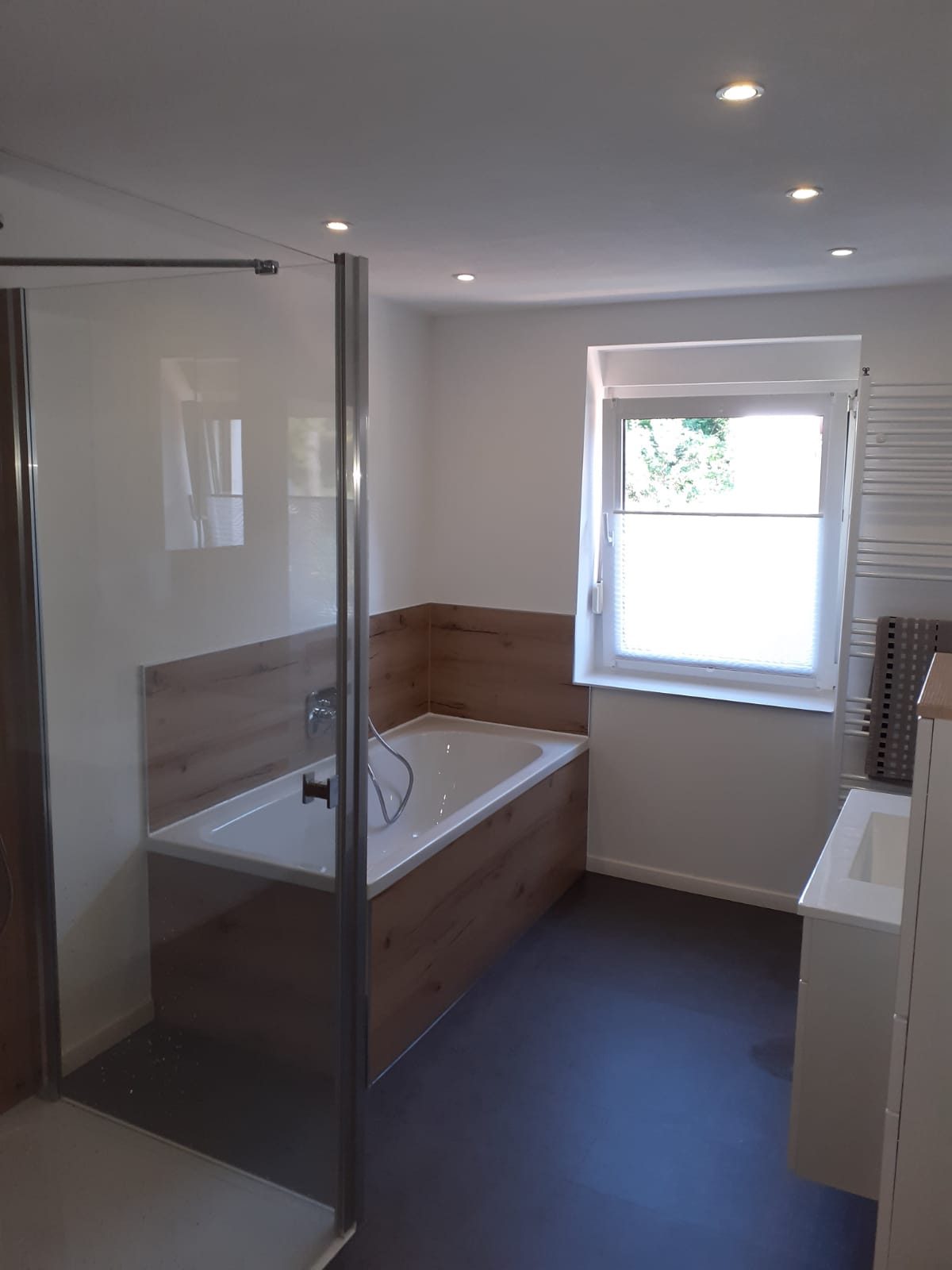 Modernes Familienbad mit Wanne und Walk-In-Dusche