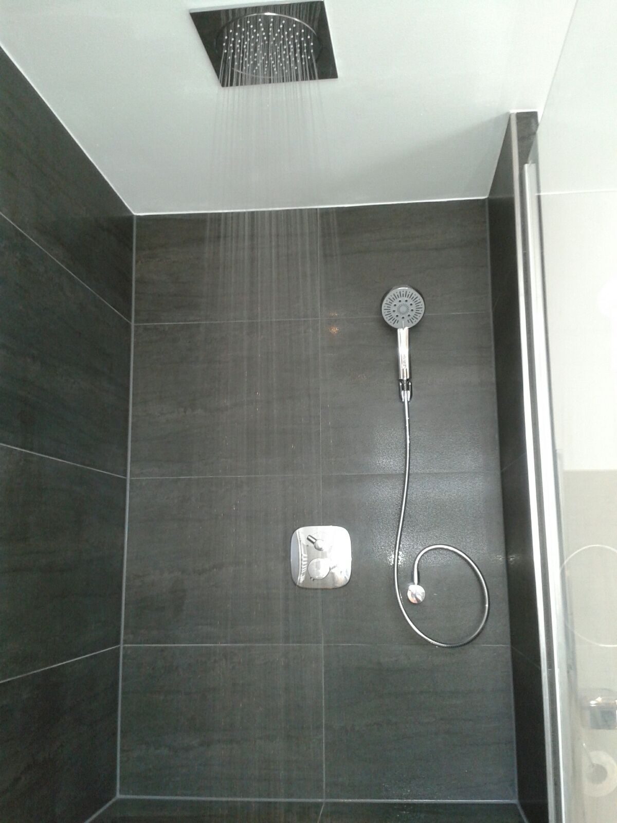 Walk-In-Dusche in anthrazit Großformat