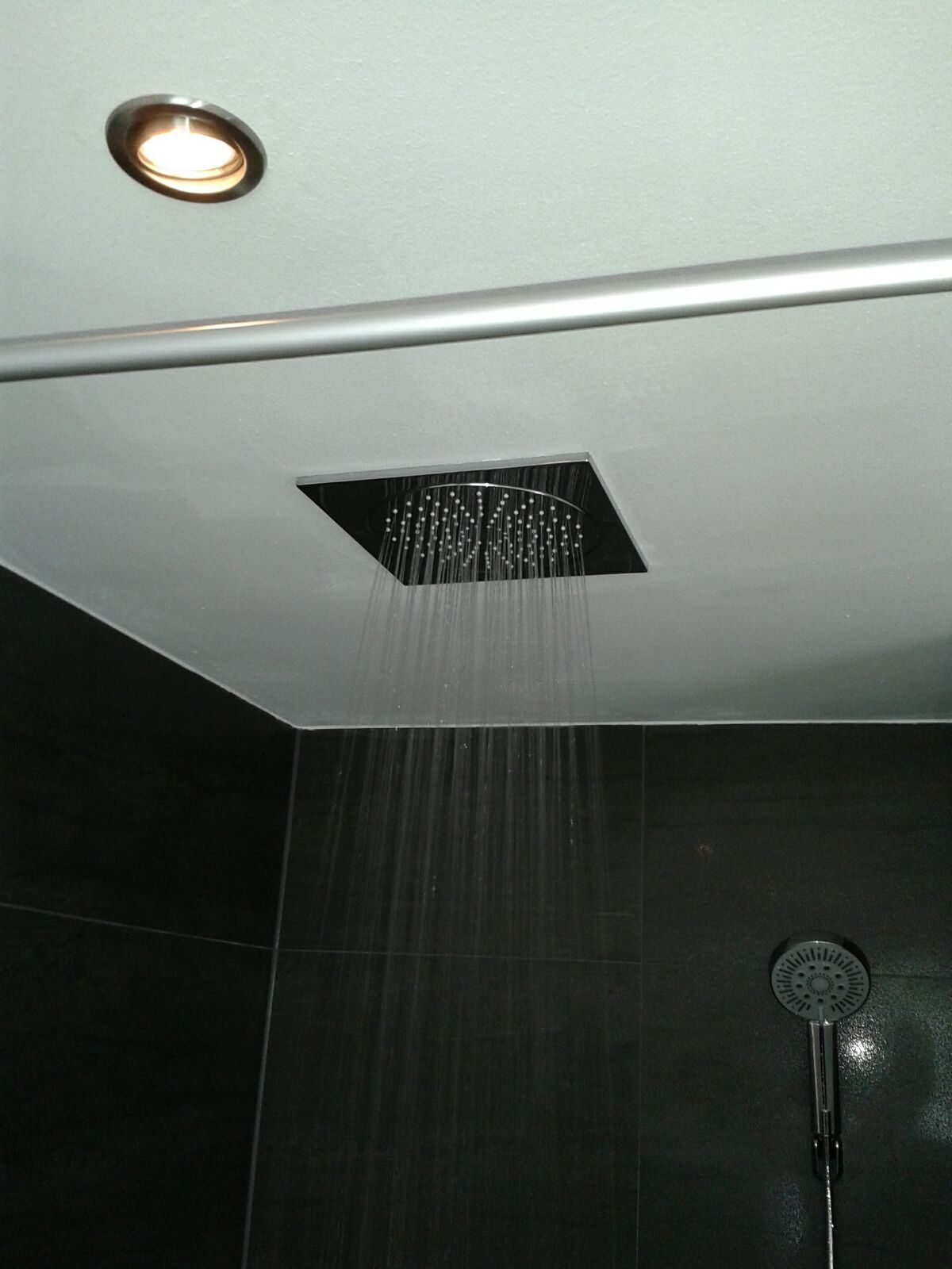Komplettbad mit moderner Sanitärausstattung