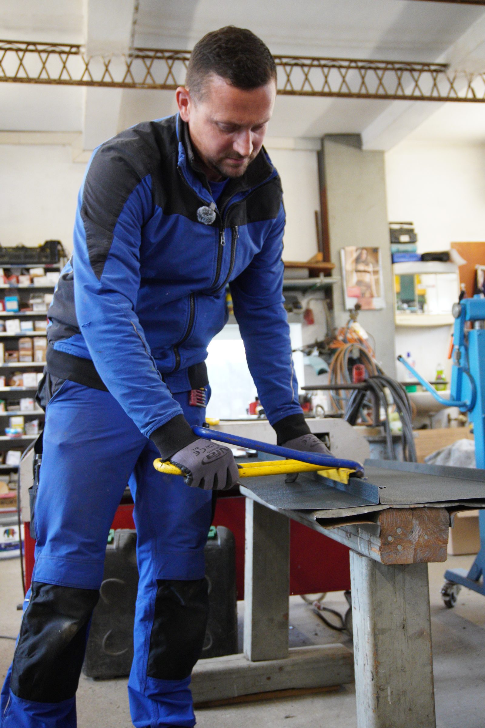 André Ulemann bei der Materialvorbereitung an Zinkblech