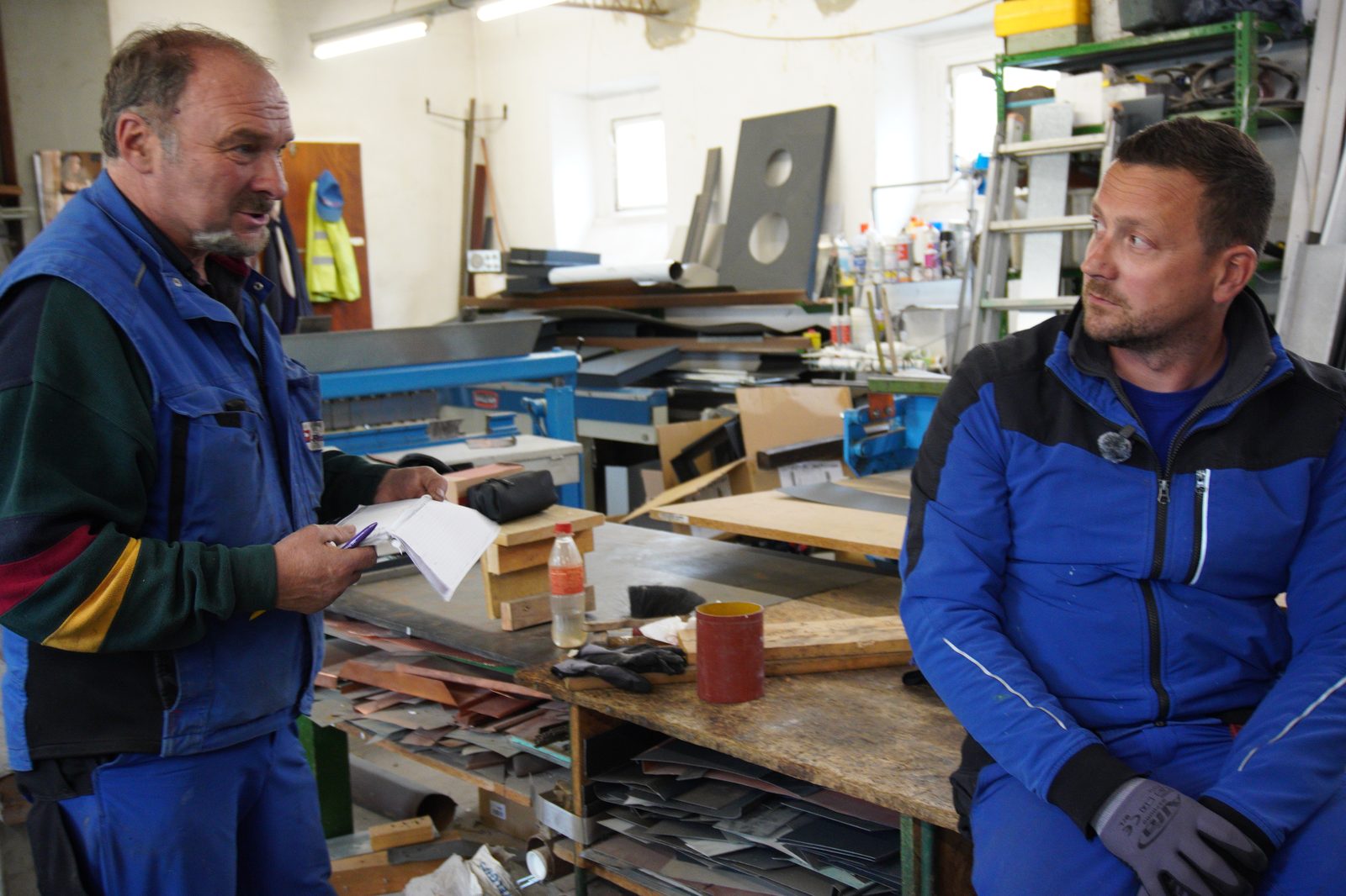 Reinhard und Steffen Schneider im Gespräch in der Werkstatt