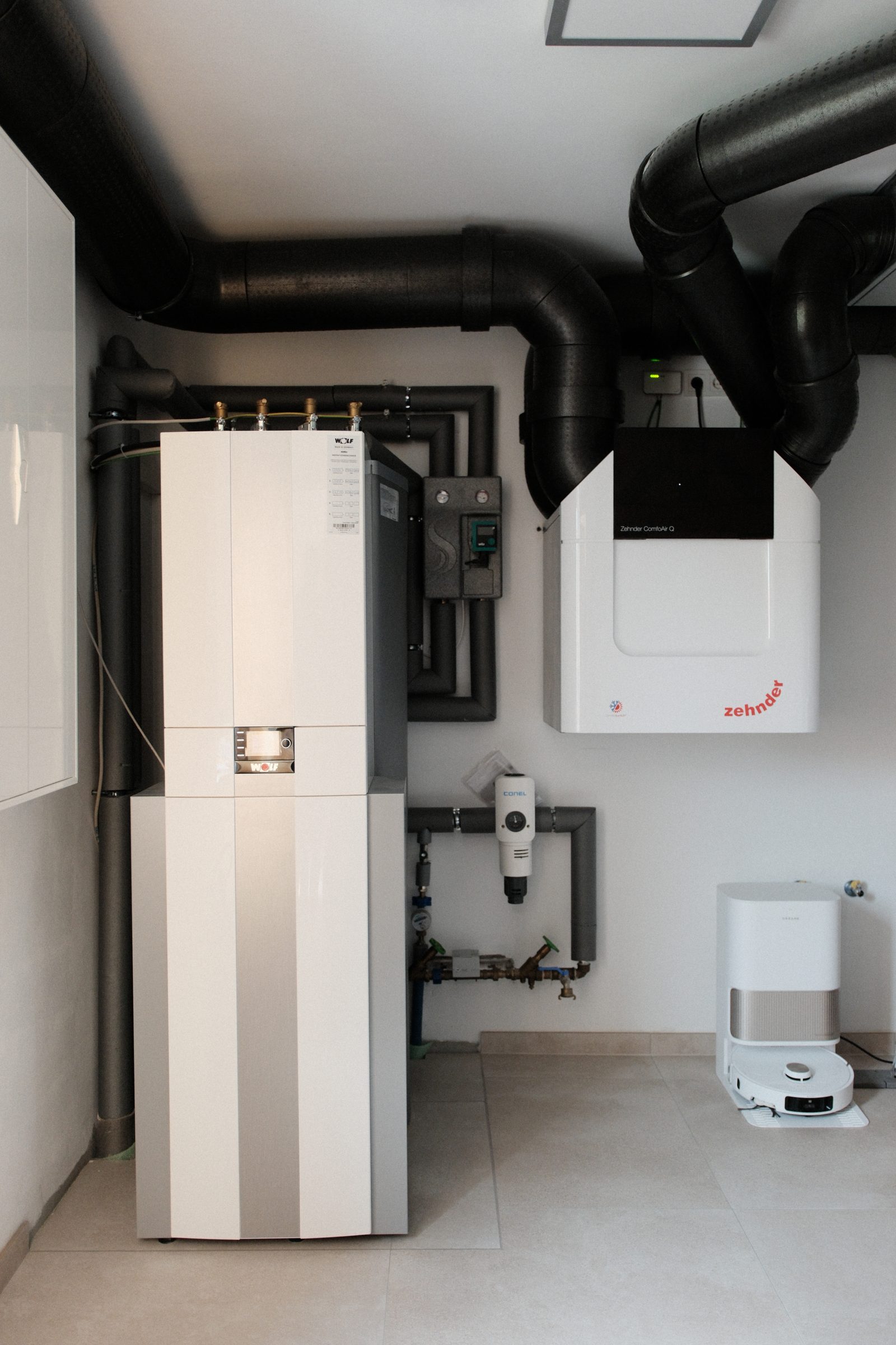 Kompletter Heizraum mit Wolf Wärmepumpe und Pufferspeicher